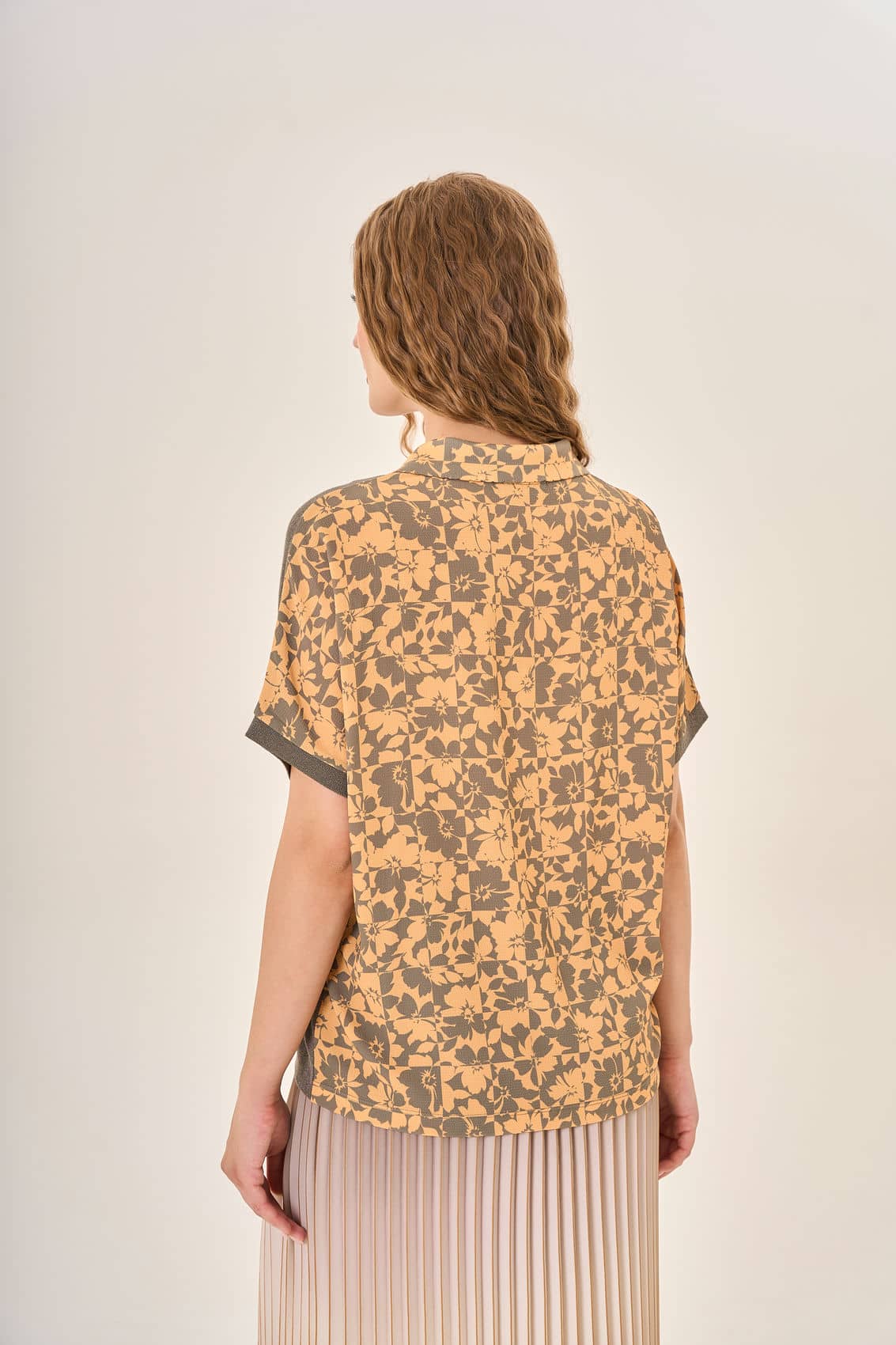 ДЖЕМПЕР STERN поло из вискозы с коротким рукавом и принтованным воротником