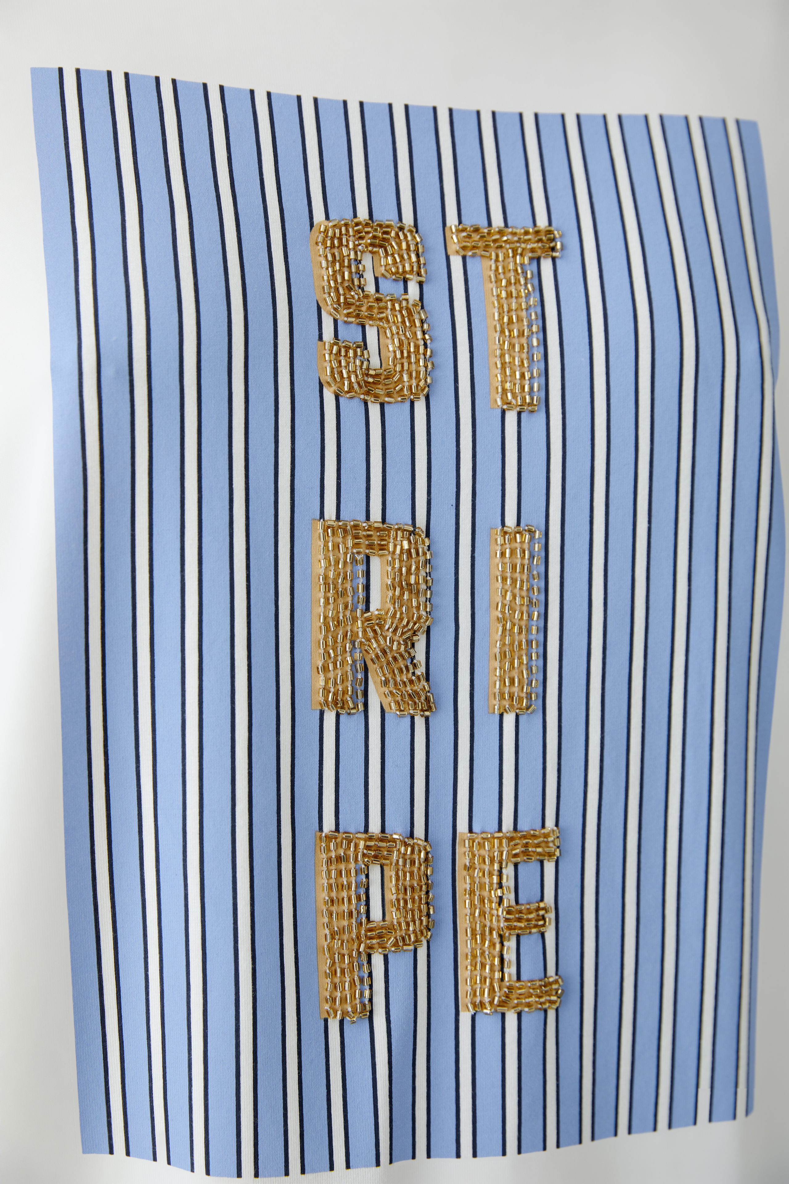 ФУТБОЛКА OUI с графичным принтом и объемными золотистыми буквами